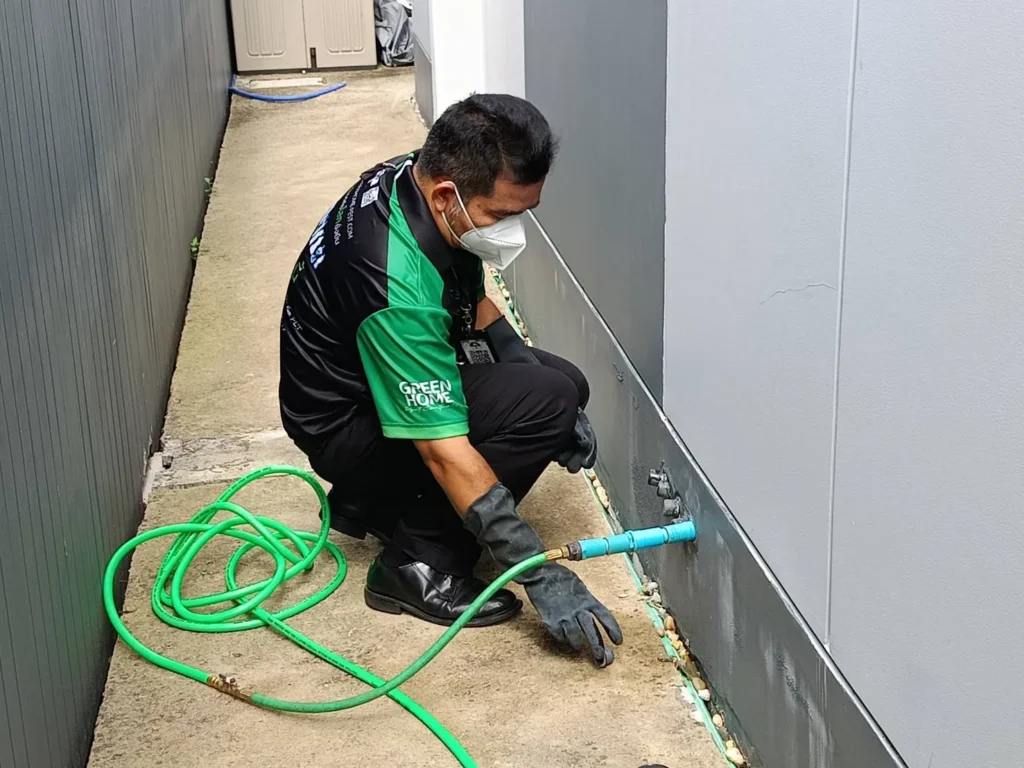 พนักงานกรีนโฮมให้บริการกำจัดปลวก